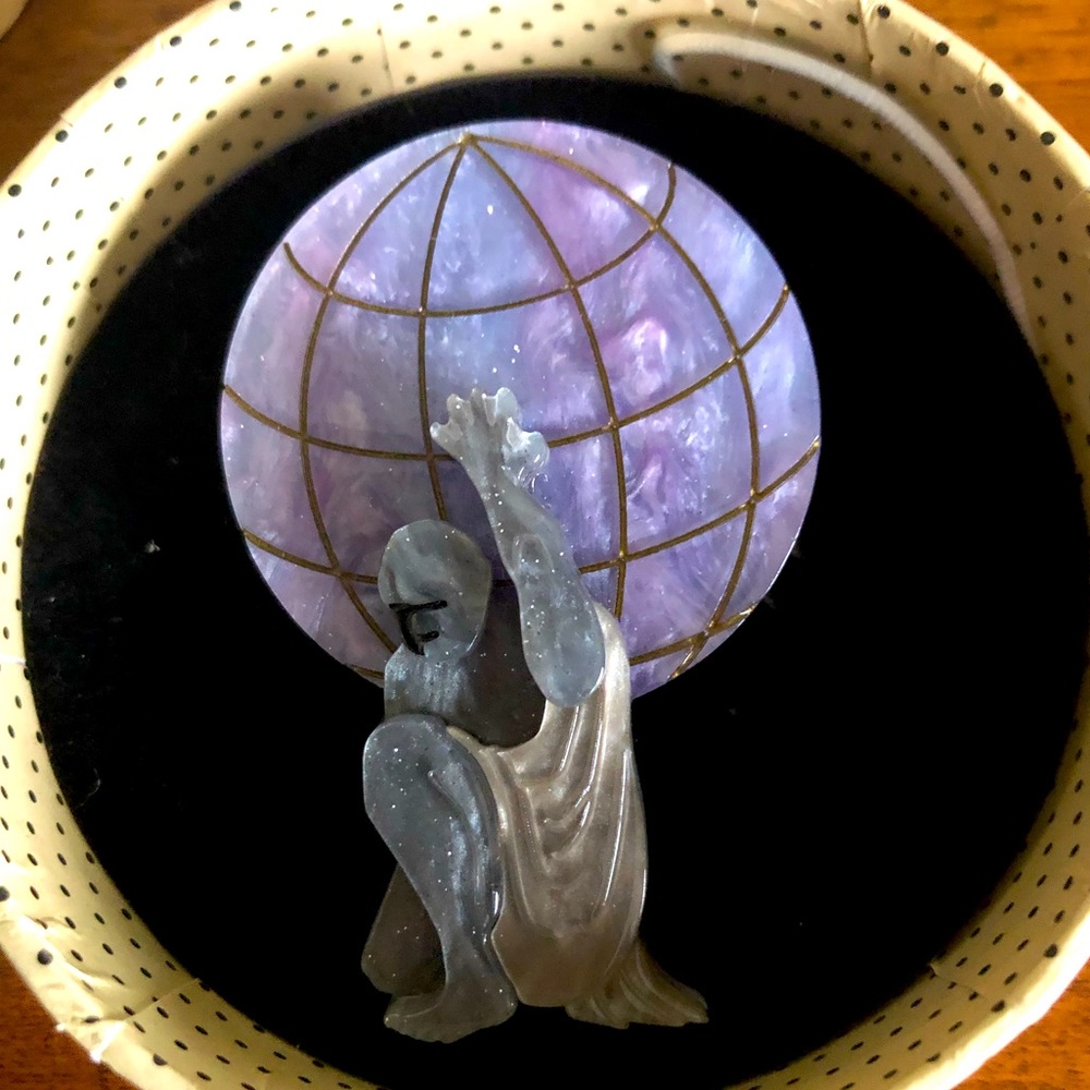 Erstwilder Weight of the World, Art Deco